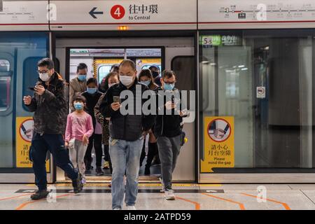 Les passagers portant leurs masques chirurgicaux lorsqu'ils sont en train de descendre d'un train MTR, Comme mesure préventive à la suite de l'épidémie de Coronavirus qui a commencé dans la ville chinoise de Wuhan.Hong Kong le 4 février est devenu la deuxième place en dehors de la Chine continentale pour signaler la mort d'un patient coronavirus comme les responsables ont dit qu'ils craignaient que les transmissions locales augmentent dans la ville densément peuplée. Banque D'Images