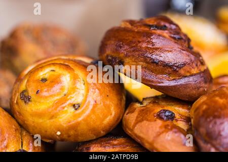 Petits pains aux raisins secs et fromage cottage. Banque D'Images