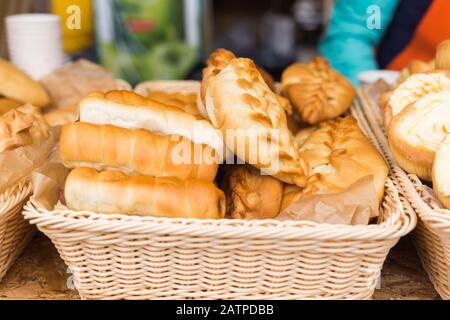 Street food - viandes Fraîches sur le marché de la nourriture. Banque D'Images