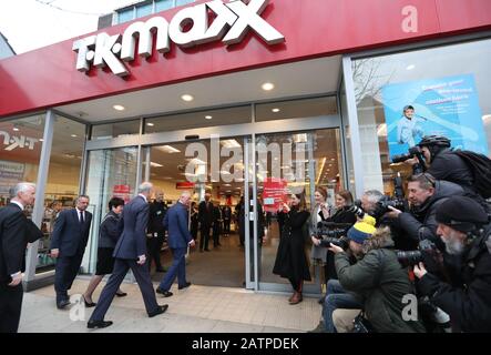 Le Prince de Galles arrive dans un magasin TK Maxx de Tooting High Street, à Londres, où il doit rencontrer des employés qui sont des anciens de Prince's Trust au magasin. Banque D'Images