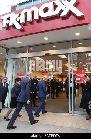 Le Prince de Galles arrive dans un magasin TK Maxx de Tooting High Street, à Londres, où il doit rencontrer des employés qui sont des anciens de Prince's Trust au magasin. Banque D'Images