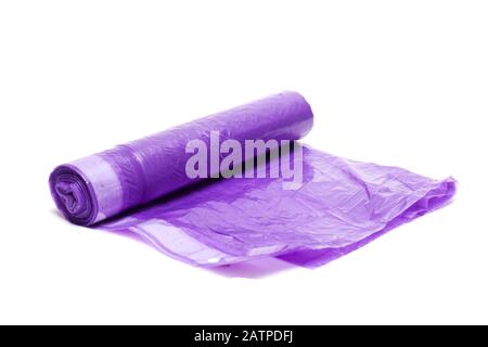 Rouleau violet de sacs poubelle, isolé sur fond blanc Banque D'Images