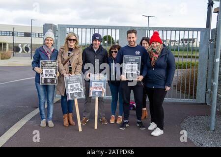 Skibbereen, West Cork, Irlande, 04 Février 2020. Les enseignants en grève ont formé une ligne de piquetage à l’extérieur de l’école communautaire de Skibbereen dans le cadre de la journée nationale d’action de l’enseignant. Crédit Aphperspective / Alay Live News Banque D'Images