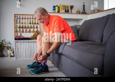 Le marathon de Londres Présente Le coureur Charles 'Len' Cousens, 77 ans, chez lui près de Lowestoft. Banque D'Images