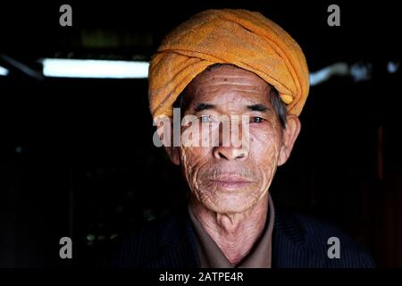 Portrait de l'homme âgé pris dans un village rural près de Bagan, au Myanmar. Banque D'Images