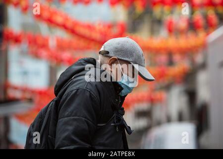 Les gens traversent une ville chinoise plus calme que la ville normale du centre de Londres en raison des craintes croissantes de la propagation du Coronavirus qui se répand. Banque D'Images