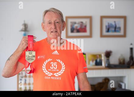 Le marathon de Londres Présente Le coureur Charles 'Len' Cousens, 77 ans, chez lui près de Lowestoft. Banque D'Images