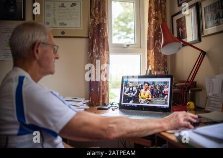 Le marathon de Londres Présente Toujours le coureur Mac Speake, 78 ans, chez lui à Kettlebaston près d'Ipswich. Banque D'Images