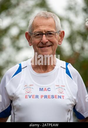 Le marathon de Londres Présente Toujours le coureur Mac Speake, 78 ans, chez lui à Kettlebaston près d'Ipswich. Banque D'Images