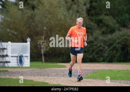 Le marathon de Londres Présente Le coureur Charles 'Len' Cousens, 77 ans, chez lui près de Lowestoft. Banque D'Images