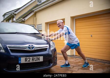 Le marathon de Londres Présente Le coureur Charles 'Len' Cousens, 77 ans, chez lui près de Lowestoft. Banque D'Images