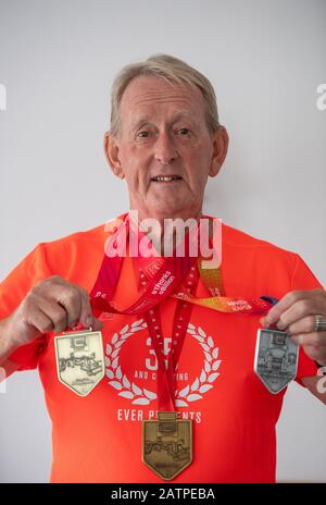 Le marathon de Londres Présente Le coureur Charles 'Len' Cousens, 77 ans, chez lui près de Lowestoft. Banque D'Images