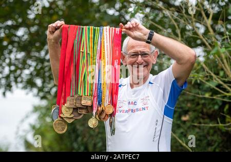 Le marathon de Londres Présente Toujours le coureur Mac Speake, 78 ans, avec sa collection de médailles de course, chez lui à Kettlebaston près d'Ipswich. Banque D'Images