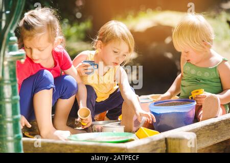 Groupe de filles enfants jouant dans le sandbox Banque D'Images