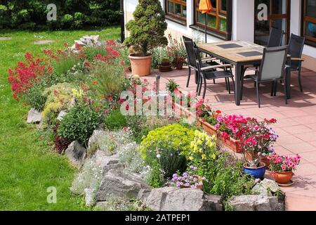 Jardin de rochers avec sièges Banque D'Images