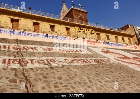 Vue latérale du fleuve des bâtiments et des ghats avec des pèlerins, situé le long des rives du fleuve sacré Ganga à Varanasi. Banque D'Images