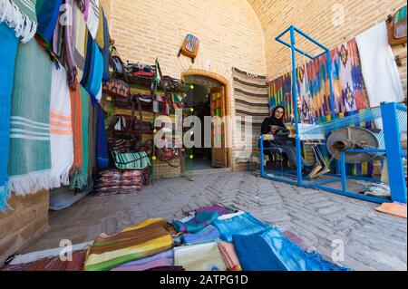 Femme iranienne tissant un tapis, Meybod Caravanserai, province de Yazd, Iran, Asie Banque D'Images