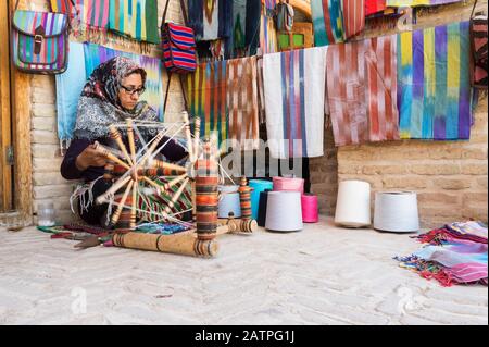 Femme iranienne tissant un tapis, Meybod Caravanserai, province de Yazd, Iran, Asie Banque D'Images