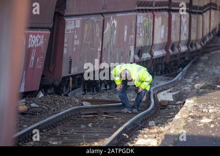 Brême, Allemagne. 04 février 2020. Un enquêteur de la police fédérale enquête sur un train de marchandises déraillé dans la gare Bremen-Neustadt. L'un des 38 wagons vides du train en route d'Oberhausen à Wilhelmshaven a sauté sur la piste après avoir traversé le Weser et a été tiré le long. Lorsqu'il a touché la tête de la plate-forme, le train s'est arrêté. Personne n'a été blessé. Crédit: Jörg Sarbach/Dpa/Alay Live News Banque D'Images