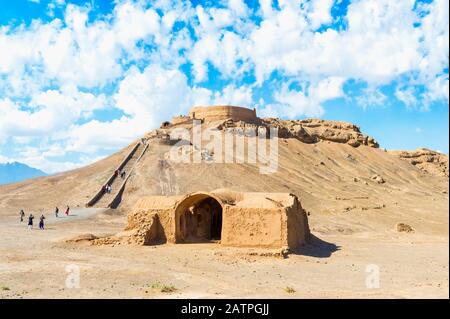 Ruines de bâtiments rituels devant la Tour de silence Dakhmeh Zoroastrian, Yazd, Iran Banque D'Images