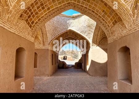 Ruines de bâtiments rituels près de Dakhmeh Zoroastrian Tower of Silence, Yazd, Iran Banque D'Images