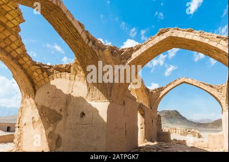 Ruines de bâtiments rituels près de Dakhmeh Zoroastrian Tower of Silence, Yazd, Iran Banque D'Images