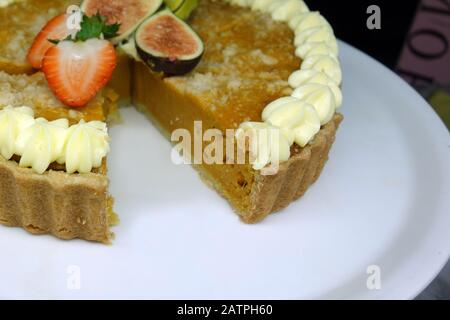 Tarte À La Vanille/Gâteau Décoré De Crème/Fraises/Figs Sur Le Buffet À L'Azul Beach Resort Hotel, Puerto Morelos, Riviera Maya, Cancun. Mexique. Banque D'Images