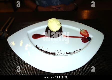Chocolat Fondant & Vanille Crème Glacée Dessert Au Restaurant Italien Siena, Azul Beach Resort Hotel. Puerto Morelos. Riviera Maya, Cancun, Mexique. Banque D'Images