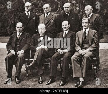 Le Cabinet de guerre de M. Churchill au printemps 1941. Rangée arrière, de gauche à droite, M. Arthur Greenwood, ministre sans portefeuille, M. Ernest Bevin, ministre du travail, Lord Beaverbrook, ministre de la production aéronautique, Sir Kingsley Wood, chancelier de l'Échiquier. Rangée avant, de gauche à droite, sir John Anderson, Lord President of the Council, M. Winston Churchill, premier ministre, M. Clement Attlee, Lord privent Seal, M. Anthony Eden, secrétaire aux Affaires étrangères. Sir Winston Leonard Spencer-Churchill, 1874-1965. Homme politique, homme d'État, officier de l'armée et écrivain britannique, et Premier ministre Banque D'Images