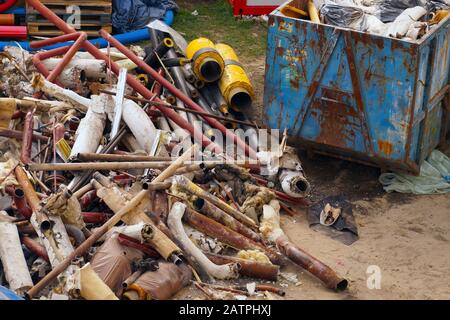 Éléments en acier, ferraille, déchets générés pendant les travaux de rénovation. Site de construction. Banque D'Images