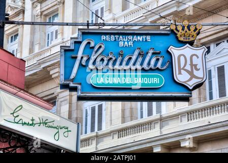 Panneau, bar et restaurant El Floridita, le préféré de Hemingway, vieille ville, site classé au patrimoine mondial de l'UNESCO ; la Havane, Cuba Banque D'Images