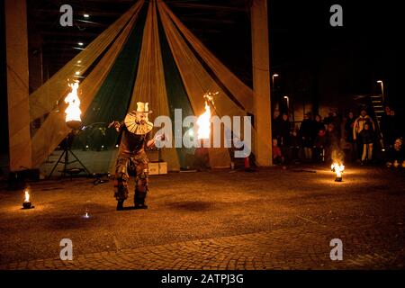 Artiste de rue avec un bâton brûlant pendant son dangereux feu show, Ana Mraz, International Winter Street Theatre festival à Ljubljana, Slovénie Banque D'Images