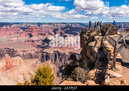 Les touristes qui ont vue sur le Grand Canyon depuis la région de Maricopa point, South Rim ; Arizona, États-Unis d'Amérique Banque D'Images