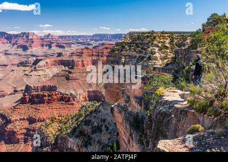 Tourisme près du bord de l'eau en admirant la vue sur le Grand Canyon depuis Mohand point avec un aperçu du fleuve Colorado et Powell point dans la... Banque D'Images