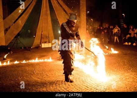 Artiste de rue avec un bâton brûlant pendant son dangereux feu show, Ana Mraz, International Winter Street Theatre festival à Ljubljana, Slovénie Banque D'Images