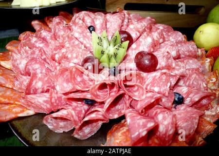 Salami Transformé en tranches de viande sur un panneau en bois sur l'exposition dans le buffet à l'Azul Beach Resort Hotel, Puerto Morelos, Riviera Maya, Cancun, Mexique. Banque D'Images