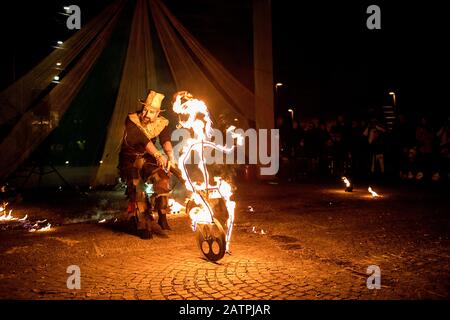 Artiste de rue avec un bâton brûlant pendant son dangereux feu show, Ana Mraz, International Winter Street Theatre festival à Ljubljana, Slovénie Banque D'Images