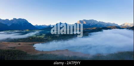 Gaufre de brume sur Barmsee près de Kruen, Karwendel et Wetterstein, Werdenfelser Land, drone shot, Haute-Bavière, Bavière, Allemagne Banque D'Images