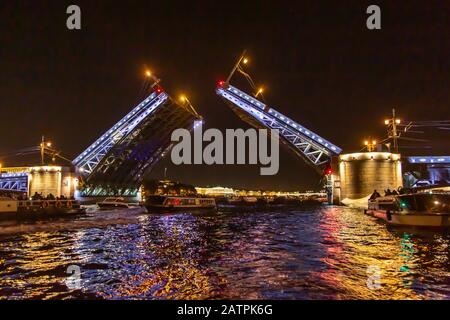 Pont du Palais ouvert sur la rivière Neva la nuit, Saint-Pétersbourg, Russie Banque D'Images