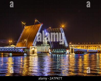 Pont du Palais ouvert sur la rivière Neva la nuit, Saint-Pétersbourg, Russie Banque D'Images