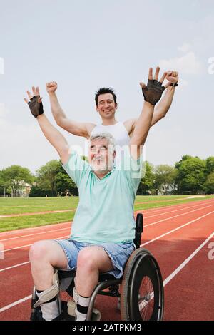Portrait of senior man handicapés et un jeune homme souriant. Banque D'Images