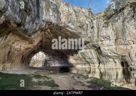 Puentedey avec la rivière Nela et son célèbre pont en pierre entouré de grandes roches dans le Merindad de Valdeporres de la province de Burgos, Espagne Banque D'Images