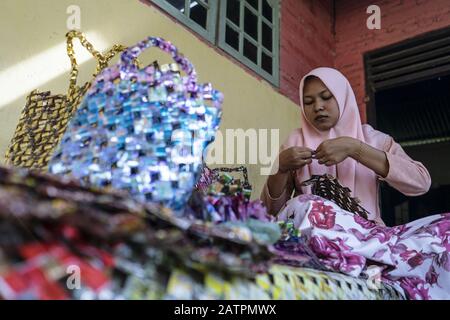 Aceh Du Nord, Aceh, Indonésie. 4 février 2020. Raihanul Ulfa fabriquer les sacs d'artisanat.Raihanul Ulfa, 24 ans, fabrique des sacs d'artisanat à sa maison à partir de déchets d'emballage en plastique collectés sur des étals et un certain nombre de décharges. La fabrication de sacs d'artisanat a été commencée au cours des deux dernières années pour compléter l'économie. Crédit: Zikri Maulana/Sopa Images/Zuma Wire/Alay Live News Banque D'Images