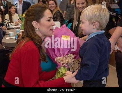 La duchesse de Cambridge est présentée avec un bouquet de fleurs lors d'une visite au Joe's Ice Cream Parlor sur Mumbles Road, près de Swansea dans le sud du Pays de Galles. Photo PA. Date De L'Image: Mardi 4 Février 2020. Voir l'histoire de PA ROYAL Cambridge. Crédit photo devrait lire: Arthur Edwards/le Fil Sun/PA Banque D'Images