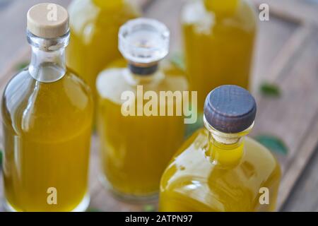 Détail flou des bouteilles dans une cuisine avec différentes huiles comme l'huile d'olive ou de cuisson pour la nourriture. Naturel et organique sain élégant Banque D'Images