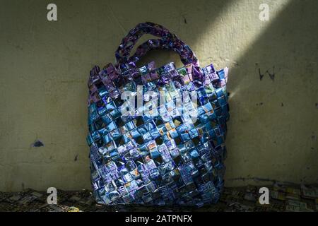Aceh Du Nord, Aceh, Indonésie. 4 février 2020. Un sac d'artisanat prêt à être vendu.Raihanul Ulfa, 24 ans, fabrique des sacs d'artisanat à sa maison à partir de déchets d'emballage en plastique collectés dans des étals et un certain nombre de décharges. La fabrication de sacs d'artisanat a été commencée au cours des deux dernières années pour compléter l'économie. Crédit: Zikri Maulana/Sopa Images/Zuma Wire/Alay Live News Banque D'Images