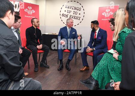 Le Prince de Galles rencontre des employés qui sont des anciens de Prince's Trust et se joint à une discussion avec les jeunes pour entendre parler des défis qu'ils ont relevés pour obtenir un emploi stable, lors d'une visite au magasin TK Maxx de Tooting High Street, Londres. Photo PA. Date De L'Image: Mardi 4 Février 2020. Voir l'histoire de PA ROYAL Charles. Crédit photo devrait lire: Jeff Spicer/PA Fil Banque D'Images