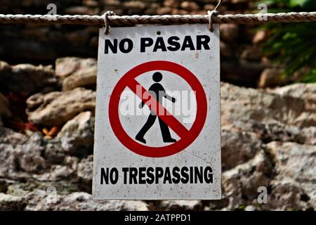 Signe devant une ruine maya disant pas de Trespassing en anglais et espagnol Banque D'Images