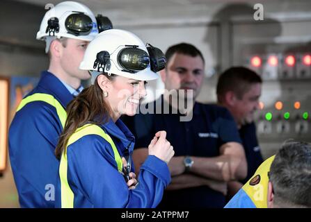 La duchesse de Cambridge sourit lors d'une visite à Tata Steel à Port Talbot dans le sud du Pays de Galles. Banque D'Images