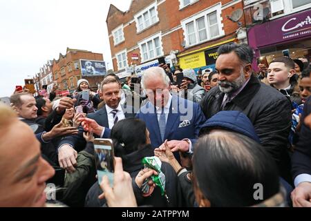 Le Prince de Galles est accueilli par des membres du public alors qu'il quitte un magasin TK Maxx à Tooting High Street, Londres, après avoir rencontré des employés qui sont des anciens de Prince's Trust au magasin. Banque D'Images